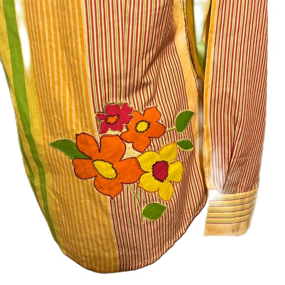 Striped button down 70s vibe with embroidered flowers - Picture 4 of 9
